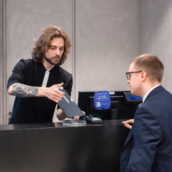Profesionali konsultacija oficialioje „Samsung“ parduotuvėje: ekspertas pristato įrenginio funkcijas klientui.